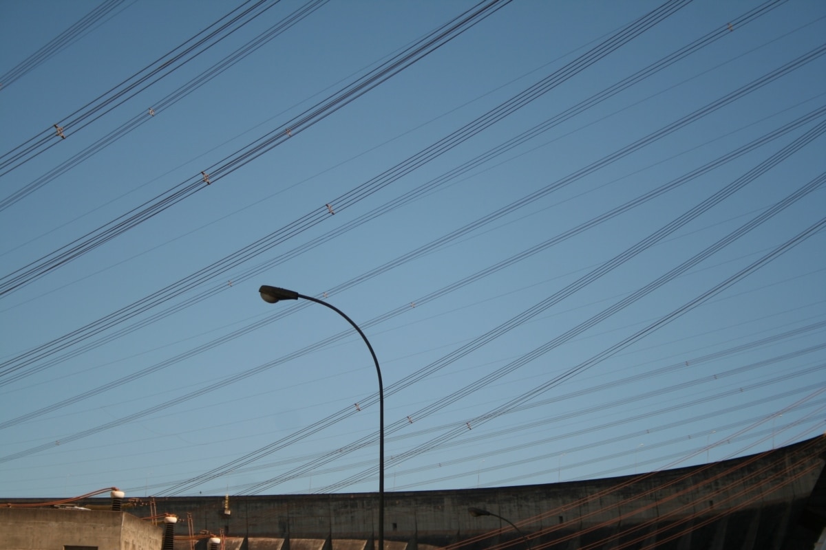 Lignes THT et lampadaire