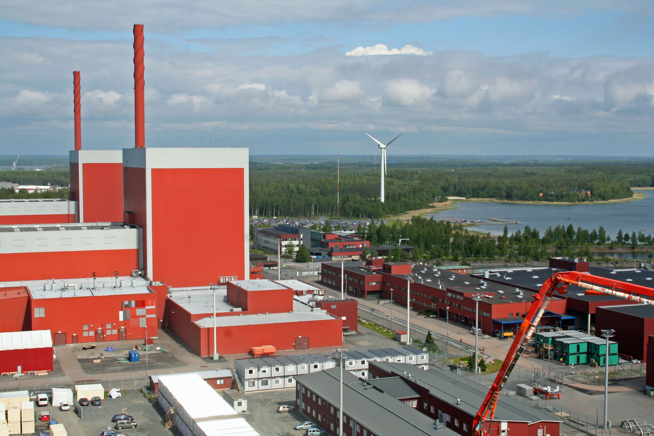 Centrale nucléaire et éolienne