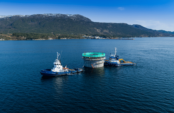 Remorquage d'une base d'éolienne flottante