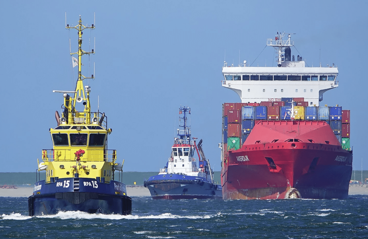 Porte-conteneur entrant au port