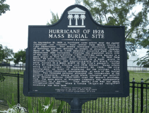 Stèle commémorative à la mémoire des victimes de l'ouragan Okeechobee qui déferla en septembre 2028 sur la région des Glades.