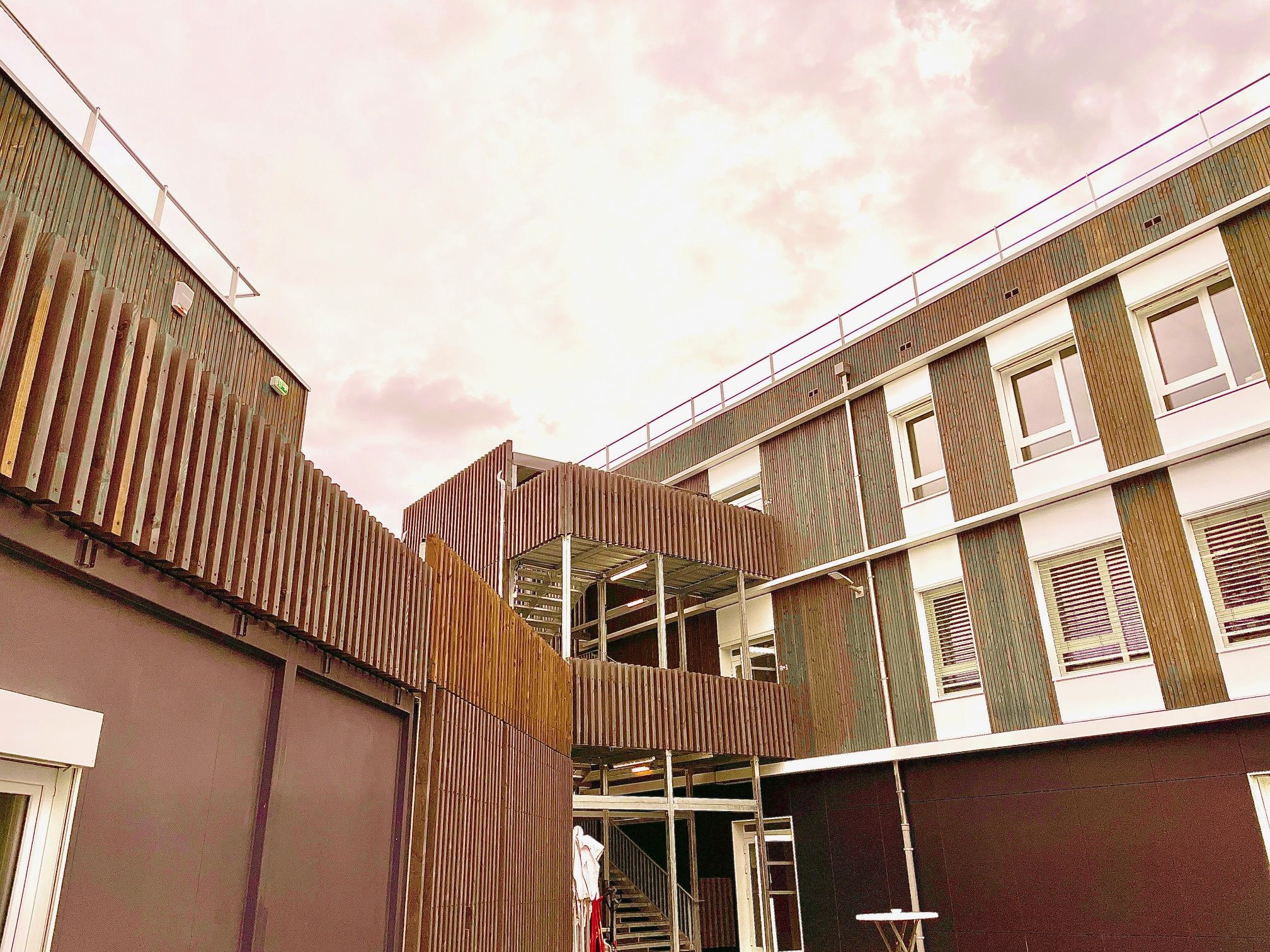 Lycée mobile en bois.