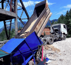 Dépotage de sciure dans une mine de charbon