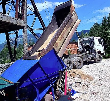 Dépotage de sciure dans une mine de charbon