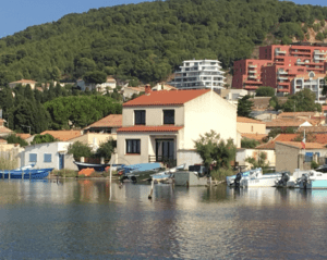 Village au bord de l'eau