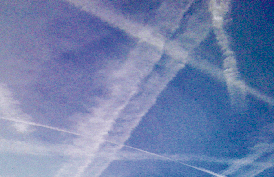 ciel et trainées de condensation